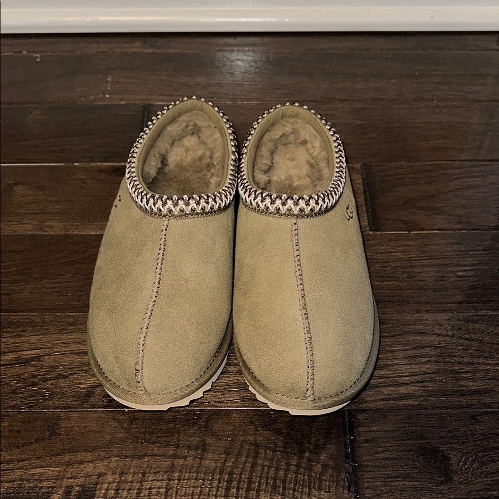 Women’s UGG tasman shoes size 6. Never worn, brand new with no box. Antilope